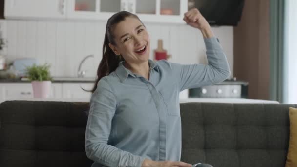Молодая Женщина Поднимает Руки Показывает Бицепсы Камеру Себя Дома Феминизм — стоковое видео