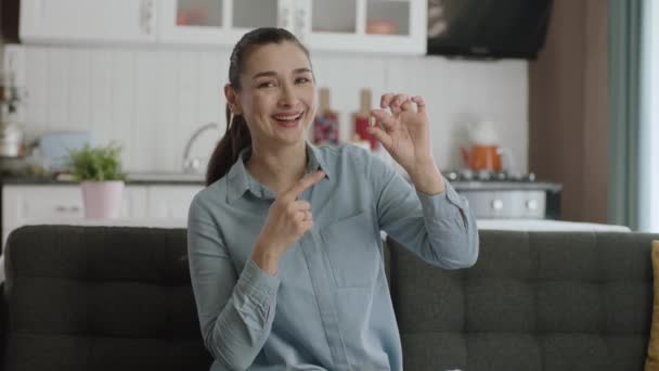 Mladá Žena Ukazuje Pilulku Ruce Pohovce Obývacím Pokoji Žena Prokazuje — Stock video