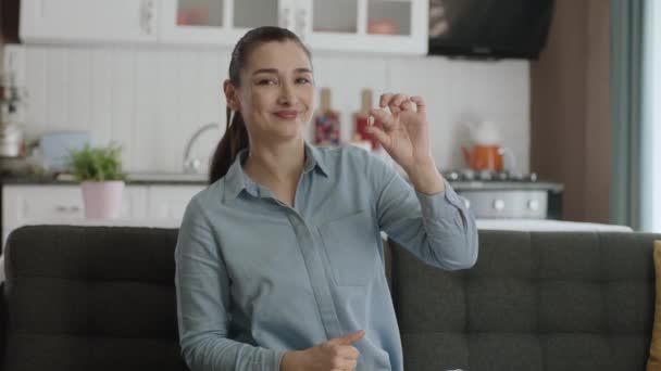 Mladá Žena Ukazuje Pilulku Ruce Pohovce Obývacím Pokoji Žena Prokazuje — Stock video