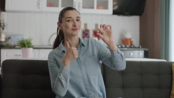 Młoda Kobieta Pokazuje Pigułkę Dłoni Kanapie Salonie Kobieta Daje Kciuki — Wideo stockowe