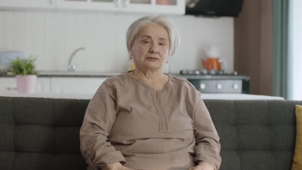 Die Alte Frau Die Ihrem Stuhl Sitzt Hat Schmerzen Der — Stockvideo