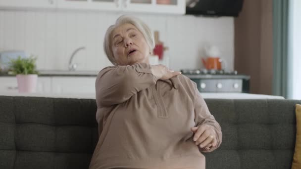Starší Žena Pociťuje Bolest Kloubů Stařena Sedící Křesle Trpí Bolestí — Stock video