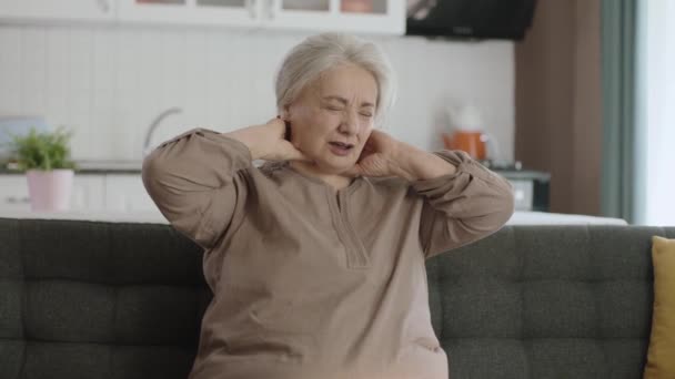Donna Anziana Sente Dolore Alle Articolazioni Vecchia Seduta Sulla Sedia — Video Stock