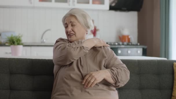 Oudere Vrouw Voelt Pijn Haar Gewrichten Oude Vrouw Die Haar — Stockvideo
