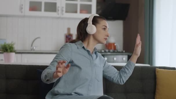 Jonge Vrolijke Vrouw Zit Stoel Luisterend Naar Muziek Met Koptelefoon — Stockvideo
