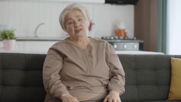Ηλικιωμένη Γυναίκα Είναι Πολύ Αναστατωμένη Από Νέα Που Έλαβε Μοναχική — Αρχείο Βίντεο