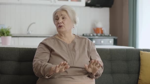 Spokojna Staruszka Odpoczywająca Swoim Cichym Domu Samotna Staruszka Siedząca Samotnie — Wideo stockowe