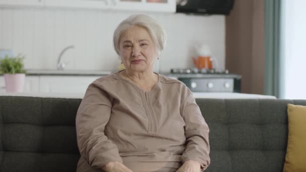 Спокійна Стара Жінка Відпочиває Тихому Домі Самотня Стара Жінка Сидить — стокове відео