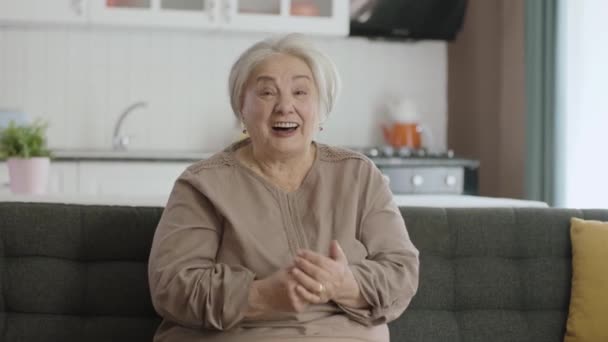 Χαμογελαστή Ηλικιωμένη Γυναίκα Που Κάνει Βιντεοκλήση Χαιρετάει Την Κάμερα Προβολή — Αρχείο Βίντεο