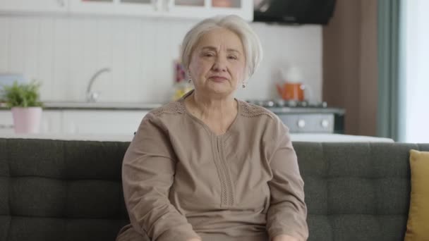 Friedliche Alte Frau Die Sich Ihrem Ruhigen Zuhause Ausruht Einsame — Stockvideo