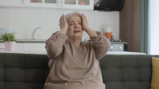 悲しい老婦人健康上の問題 パニック発作や強い頭痛とメモリ損失の概念に苦しんでいる高齢者の女性 — ストック動画