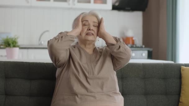 Θλιβερά Προβλήματα Υγείας Ηλικιωμένων Ηλικιωμένη Γυναίκα Που Πάσχει Από Κρίση — Αρχείο Βίντεο