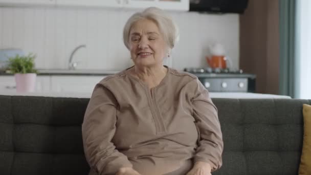 Γαλήνια Ηλικιωμένη Γυναίκα Αναπαύεται Στο Ήσυχο Σπίτι Της Μοναχική Ηλικιωμένη — Αρχείο Βίντεο