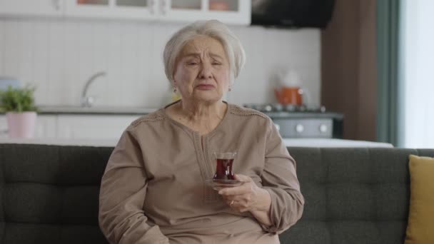 Feliz Anciana Viendo Una Película Triste Televisión Mientras Bebe Anciana — Vídeo de stock
