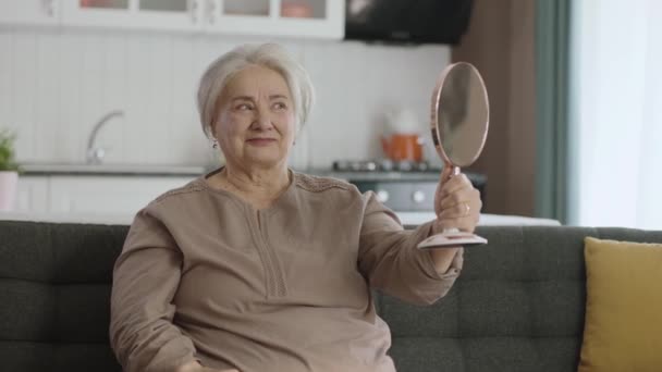 Счастливая Улыбающаяся Пожилая Женщина Балует Себя Наслаждаясь Здоровым Уходом Кожей — стоковое видео