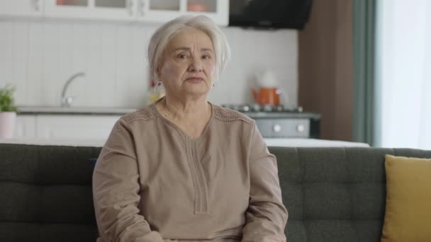 Portret Pesymistycznej Zaniepokojonej Podejrzanej Starszej Kobiety Przeszywające Spojrzenie Niezadowolonej Kobiety — Wideo stockowe
