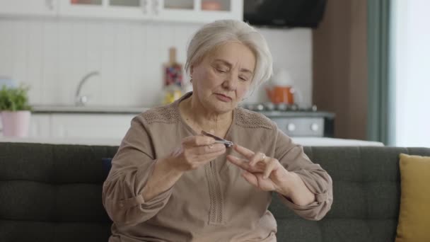 Anciana Corta Las Uñas Usando Cortauñas Anciana Sentada Sillón Casa — Vídeos de Stock