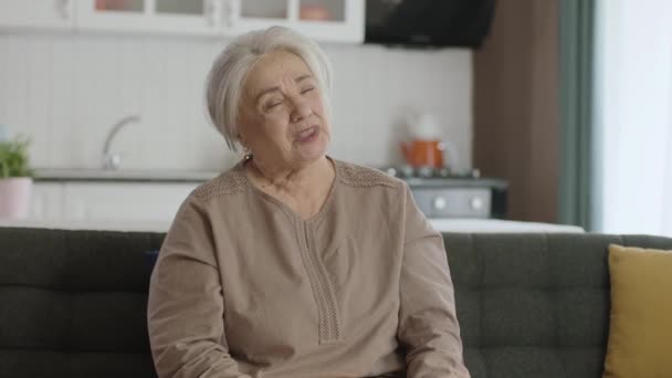 Ritratto Una Donna Anziana Che Tossisce Pessimista Infastidita Sospettosa Veduta — Video Stock
