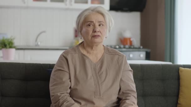 Πορτρέτο Μιας Απαισιόδοξης Διαταραχθεί Ύποπτη Ηλικιωμένη Γυναίκα Διαπεραστικό Βλέμμα Μιας — Αρχείο Βίντεο