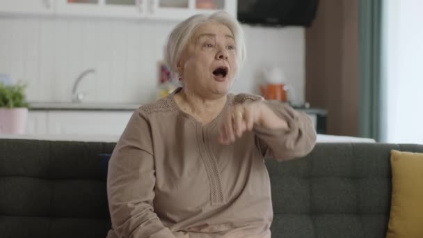 感冒和流感病毒的最初症状出现在这位老妇人身上 她坐在家里时缺氧 呼吸急促 打喷嚏 — 图库视频影像