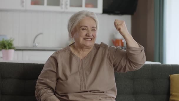 Μια Ηλικιωμένη Γυναίκα Σηκώνει Χέρια Της Και Δείχνει Δικέφαλους Στην — Αρχείο Βίντεο