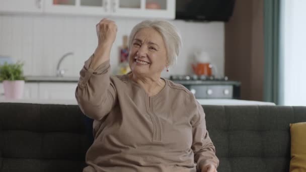 Een Oudere Vrouw Heft Haar Armen Toont Biceps Aan Camera — Stockvideo