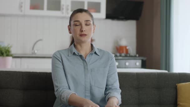 Ung Kvinde Kigger Kameraet Sit Hjemmekontor Portræt Klog Selvstændig Selvsikker – Stock-video