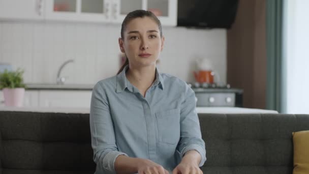 Młoda Kobieta Patrząca Kamerę Swoim Biurze Domowym Portret Inteligentnej Samozatrudnionej — Wideo stockowe