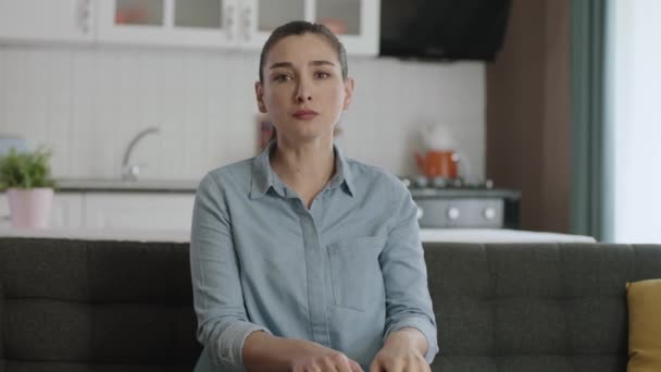 Midesi Ağrıyan Öksüren Hasta Bir Genç Kadın Yaşlarında Genç Bir — Stok video