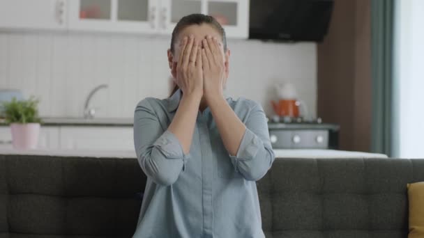 Жінка Покриває Руки Долонями Ховає Обличчя Ховається Шукає Мій Бог — стокове відео