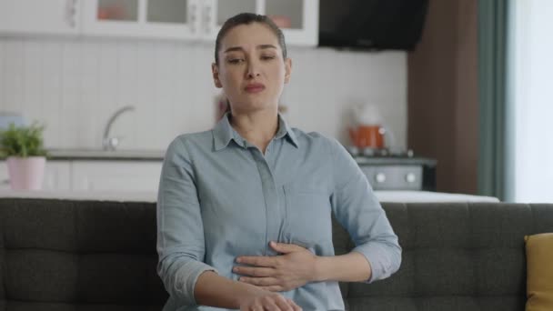 Junge Frau Leidet Magenkrampf Bauchschmerzen Hause Gestresste Junge Frau Massiert — Stockvideo