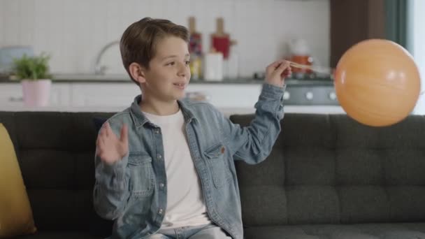 Dítě Hrající Samotě Balónem Připraveným Narozeninovou Oslavu Chlapec Sedí Šedé — Stock video