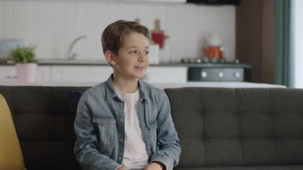 Malý Chlapec Mává Přátelům Kteří Hrají Venku Zatímco Sedí Doma — Stock video