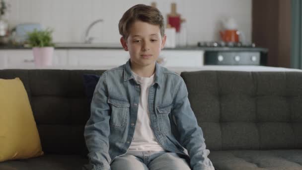 Mały Chłopiec Siedzi Kanapie Ich Domu Pojęcie Przemocy Domowej Problemów — Wideo stockowe