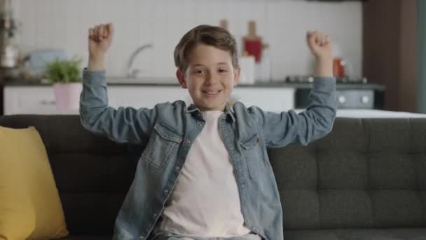 Lille Dreng Viser Min Glæde Kamera Sofaen Derhjemme Drengen Meget – Stock-video