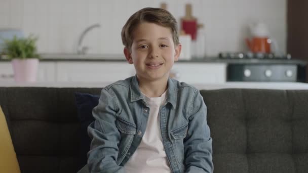 Porträt Eines Glücklichen Schönen Lachenden Jungen Schöner Junge Der Allein — Stockvideo