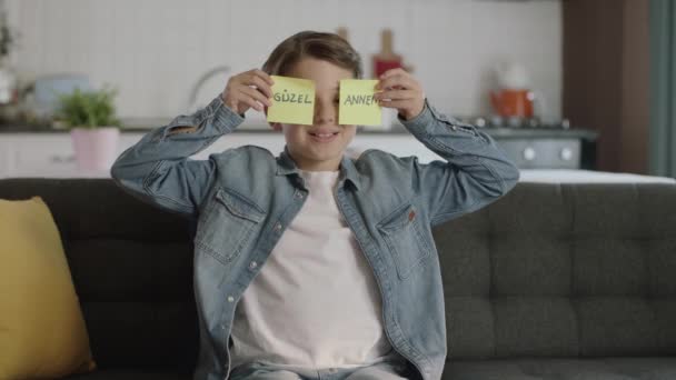 Pesan Video Seorang Anak Bahagia Memegang Catatan Kertas Dengan Indah — Stok Video