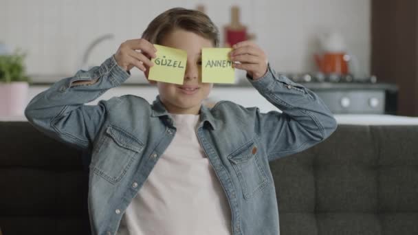 Wiadomość Wideo Szczęśliwego Dzieciaka Trzymającego Papierowe Notatki Piękną Mamusią Turecku — Wideo stockowe