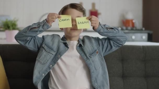 Moederdag Vaderdag Romantisch Concept Bericht Video Van Een Gelukkig Kind — Stockvideo