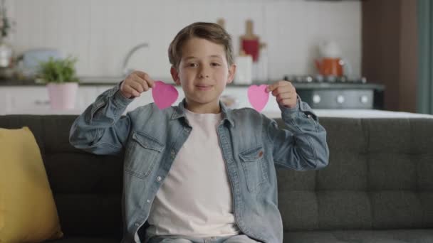 Симпатичный Маленький Мальчик Отправляет Сообщение Посылает Поцелуи Своей Матери Бумажными — стоковое видео
