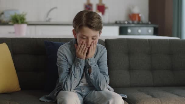Retrato Uma Criança Triste Ansiosa Que Está Entediada Casa Criança — Vídeo de Stock