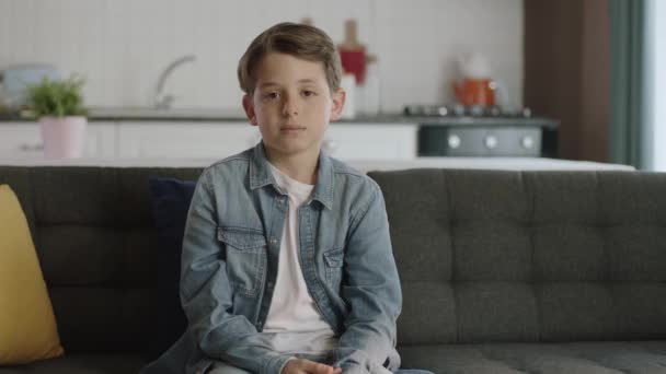 Portrét Znuděného Smutného Dítěte Doma Zpomalený Film Portrét Osamělého Znuděného — Stock video