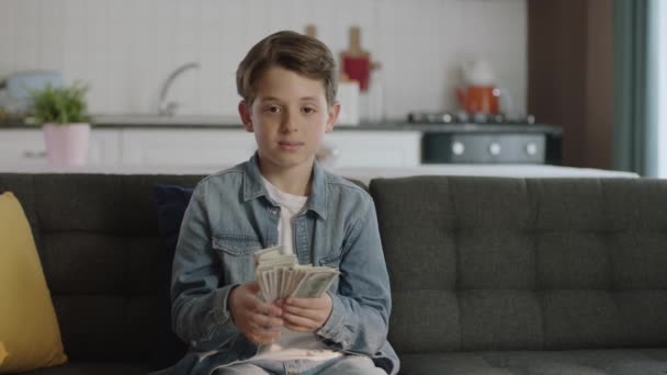 Mooie Kleine Jongen Erg Blij Met Zijn Geld Het Winnen — Stockvideo