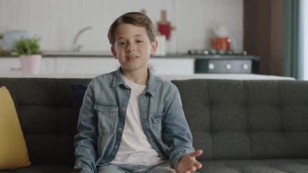 Porträt Eines Gelangweilten Traurigen Jungen Hause Einsamer Und Gelangweilter Junge — Stockvideo