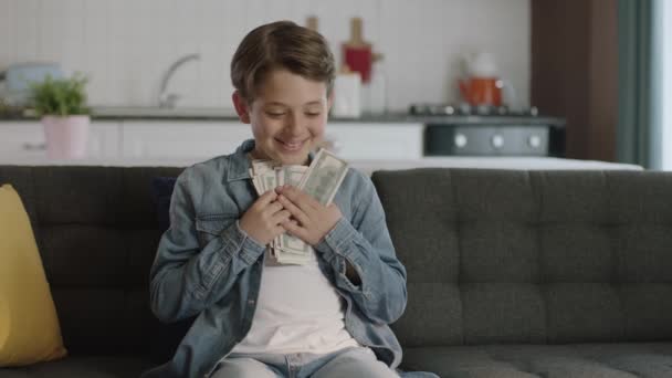 Dolarlar Için Heyecanlanan Mutlu Küçük Çocuk Küçük Çocuk Kanepede Oturuyor — Stok video