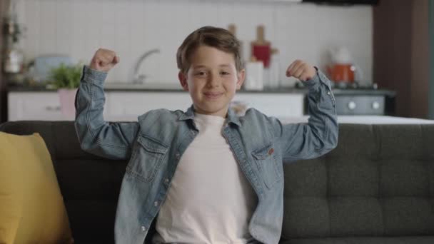 Liten Pojke Visar Sina Armmuskler Till Kameran Porträtt Liten Pojke — Stockvideo