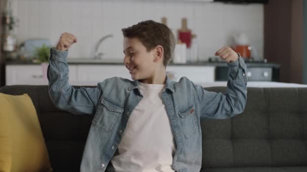 Malý Chlapec Ukazuje Své Paže Svaly Kameru Portrét Malého Chlapce — Stock video