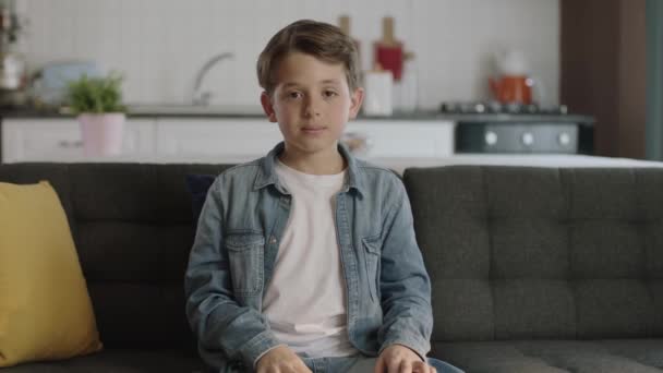 Portrét Znuděného Smutného Dítěte Doma Zpomalený Film Portrét Osamělého Znuděného — Stock video