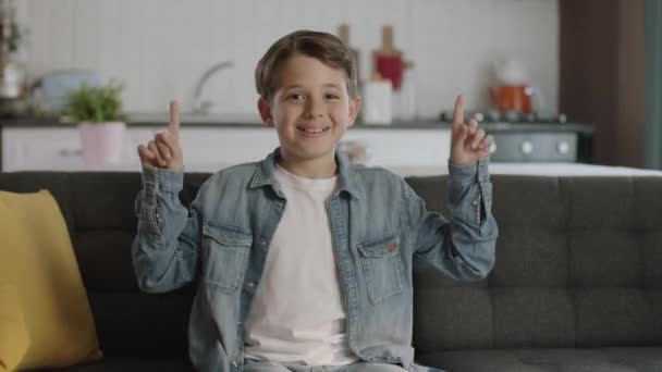 Chlapec Ukazující Reklamní Prostor Obrazovka Přejeďte Gesto Malý Chlapec Sedí — Stock video