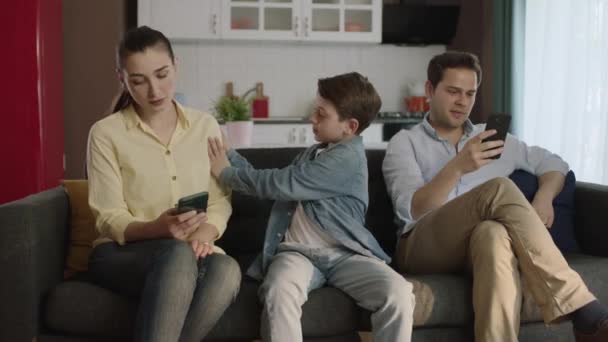 Kleine Jongen Vraagt Aandacht Van Zijn Jonge Ouders Verveelt Zich — Stockvideo